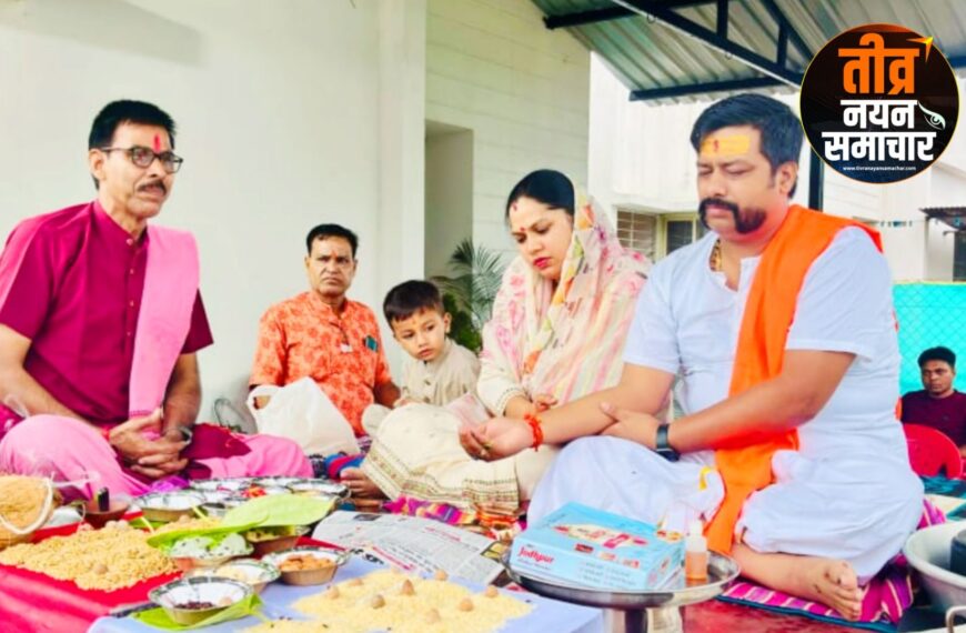 झाबुआ – श्रावण मास के प्रथम सोमवार को थांदला एसडीओपी नीरज नामदेव द्वारा परिवार सहित थांदलेश्वर महादेव का अभिषेक कर किया प्रसाद वितरण ।