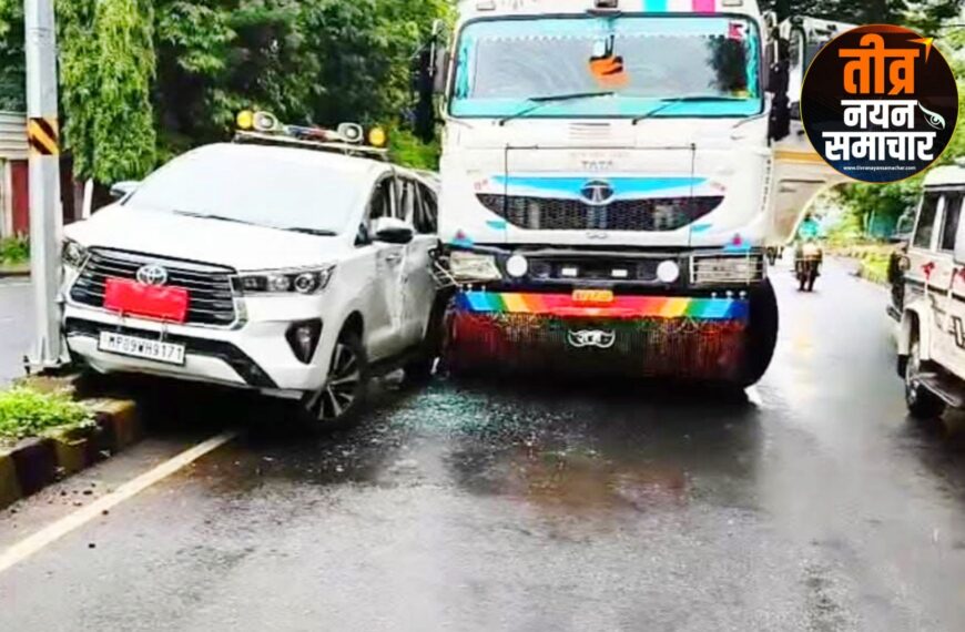 झाबुआ – कलेक्टर नेहा मीना की गाड़ी को डंपर ने मारी टक्कर , कलेक्टर…