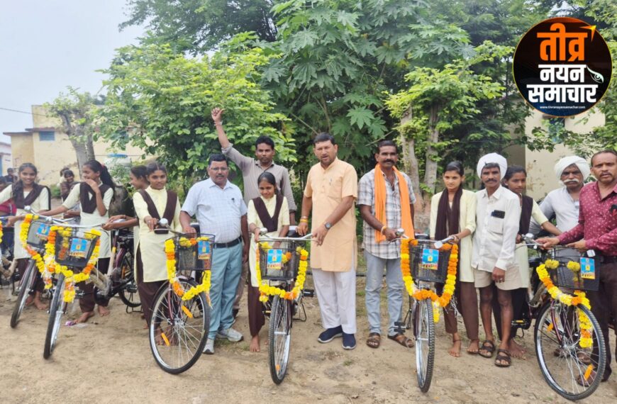 अलीराजपुर – जिला पंचायत अध्यक्ष प्रतिनिधि जयपालसिंह खरत के मुख्य आतिथ्य में 34 साइकिलों का वितरण किया गया ।