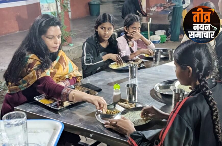 आलीराजपुर – कलेक्टर नीतू माथुर अचानक पहुंची कन्या जूनियर / सीनियर छात्रावास , किया निरिक्षण , बच्चों के साथ खाया भोजन ।