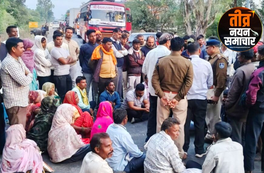झाबुआ – खाद की किल्लत से नाराज किसानों ने किया पेटलावद / रायपुरिया रोड पर चक्का जाम , अधिकारी पहुँचे मोके पर ।