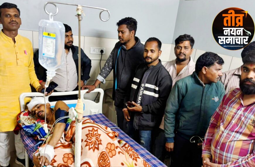 आलीराजपुर – रुद्राक्ष बांटते समय…