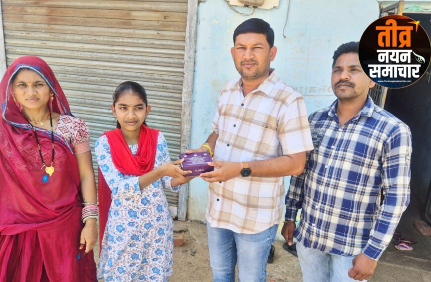 आलीराजपुर – जिला पंचायत अध्यक्ष प्रतिनिधि जयपालसिंह खरत की संवेदनशील पहल , छात्रा को मिला श्रवण यंत्र ।