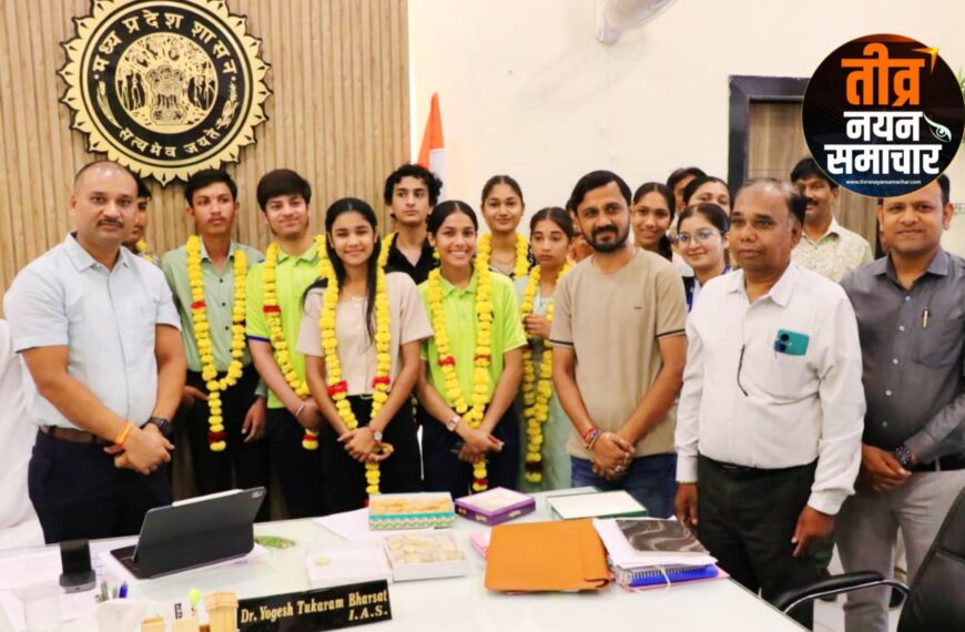 झाबुआ – कलेक्टर योगेश भरसट ने प्राविण्य सूची में स्थान प्राप्त करने वाले विद्यार्थियों से की भेंट , पुष्पमाला पहनाकर तथा मिठाई खिलाकर सम्मान किया ।