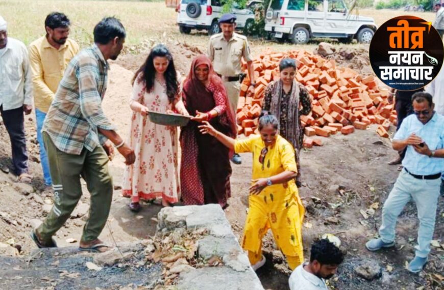आलीराजपुर – कलेक्टर नीतू माथुर एवं सीईओ जिला पंचायत संघमित्रा गौतम ने , बावड़ी सफाई में किया श्रमदान , कार्यों मे तेजी लाने के निर्देश ।