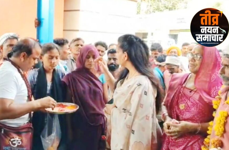 आलीराजपुर – कलेक्टर नीतु माथुर एवं जिला पंचायत अध्यक्ष हजरी बाई खरत ने महिला कृषक का तिलक लगाकर किया स्वागत , आज से आम मंडी शूरू हुई , किसानों के चेहरे पर दिखी खुशी ।