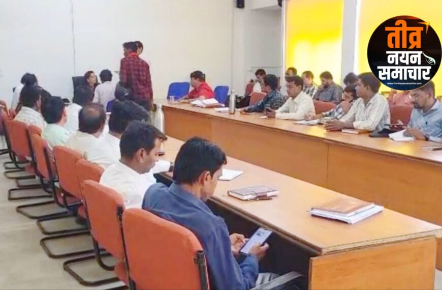 आलीराजपुर – जनसुनवाई मे असंवेदनशील नजारा , कलेक्टर माथुर सुन रही समस्या , विभागीय अधिकारी चला रहे मोबाईल , कलेक्टर ने कहा नोटिस जारी कर जवाबदारी तय करेंगे ।