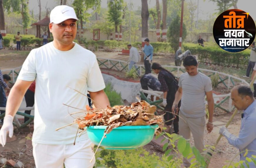 झाबुआ – कलेक्टर योगेश भरसट ने स्वच्छता का उठाया बेड़ा , कार्यालय परिसर में अधिकारीयों एवं कर्मचारीयों सँग खुद की सफाई ।