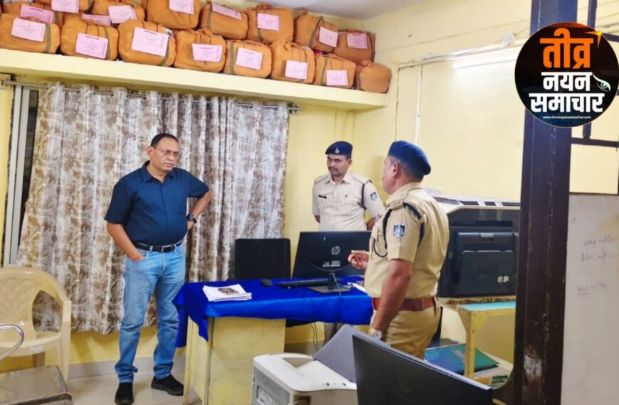 झाबुआ – एसपी देवेंद्र पाटीदार ने कोतवाली थाना एवं पिटोल चौकी का किया निरिक्षण , सुदृढ़ कानून व्यवस्था बनी रहे , लापरवाही बर्दाश नहीं करुँगा ।