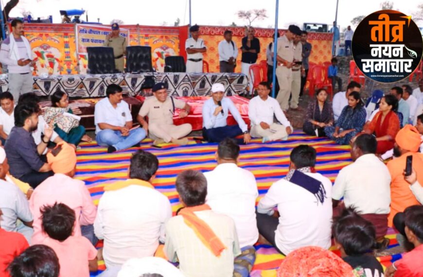 झाबुआ – कलेक्टर योगेश भरसट सहित पूरा प्रशासन बैठा जमीन पर , ग्राम साड मे चौपाल लगाकर ग्रामीणों के साथ किया संवाद , विकास कार्यों पर हुई विस्तृत चर्चा ।