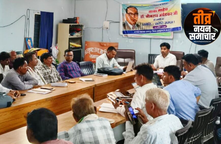 झाबुआ – एसडीएम महेश मंडलोई सरकारी योजनाओं की जमीनी हकीकत जानने राणापुर पहुंचे , बैठक मे जमकर लगाई फटकार , लापरवाही पर 18 पंचायत सचिवों को थमाए नोटिस ।