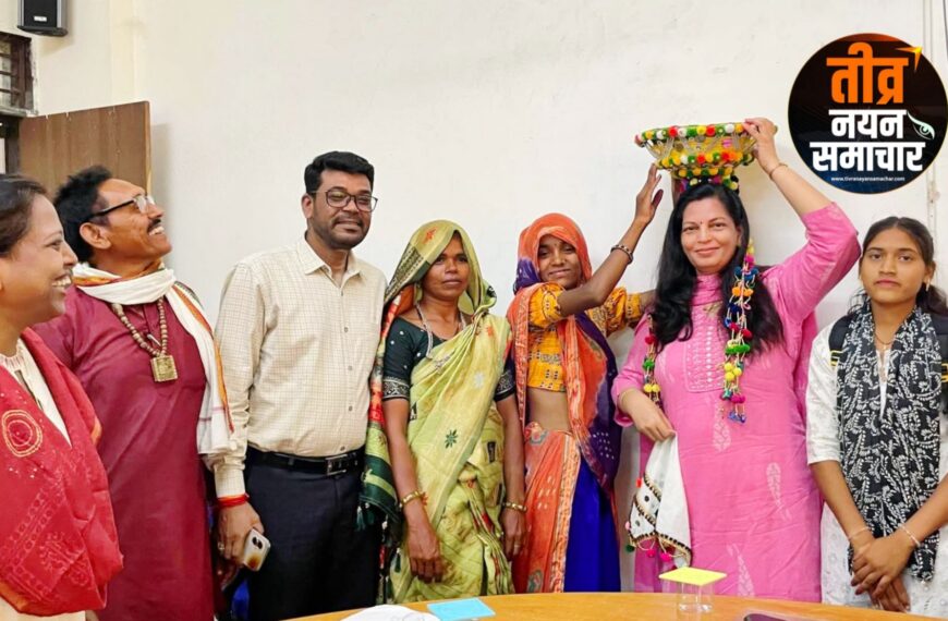आलीराजपुर – कलेक्टर नीतू माथुर के त्वरित संज्ञान से गोलापलवी में मिटा 10 साल पुराना जल संकट , ग्रामीणों ने पारंपरिक ‘चोमल और टोकरी’ भेंट कर जताया कलेक्टर का आभार ।
