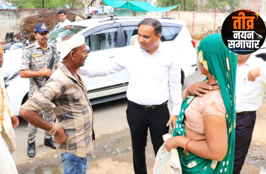 झाबुआ – कलेक्टर योगेश भरसट पहुँचे राणापुर , खाद वितरण केंद्र व्यवस्थाओ का लिया जायजा , किसानों से की चर्चा ।