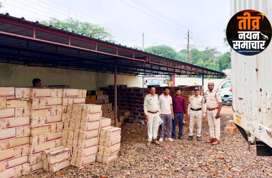 आलीराजपुर – जोबट पुलिस की बड़ी कार्रवाई , 2 करोड़ रुपये मूल्य की 2004 पेटी अवैध अंग्रेजी शराब एवं दो कंटेनर वाहन जब्त , दो आरोपी गिरफ्तार ।