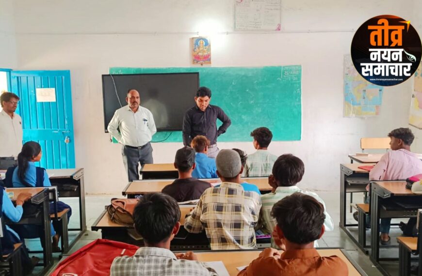 झाबुआ – एक्शन मोड में एसडीएम महेश मंडलोई निरिक्षण के दौरान क्लास रूम में बच्चों को पढ़ाया गणित , अव्यवस्थाओं पर प्राचार्या को फटकार और समूह को नोटिस ।