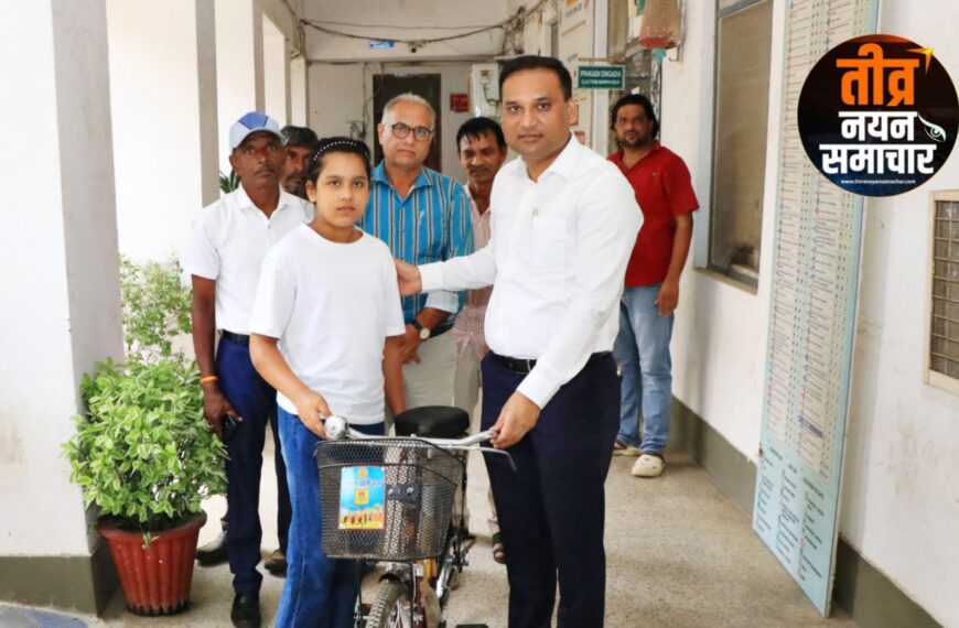 झाबुआ – छात्रा को विद्यालय आने जाने मे हो रही थी कठिनाई , जनसुनवाई में सौपा था आवेदन , कलेक्टर योगेश भरसट ने छात्रा को प्रदान की साइकिल ।