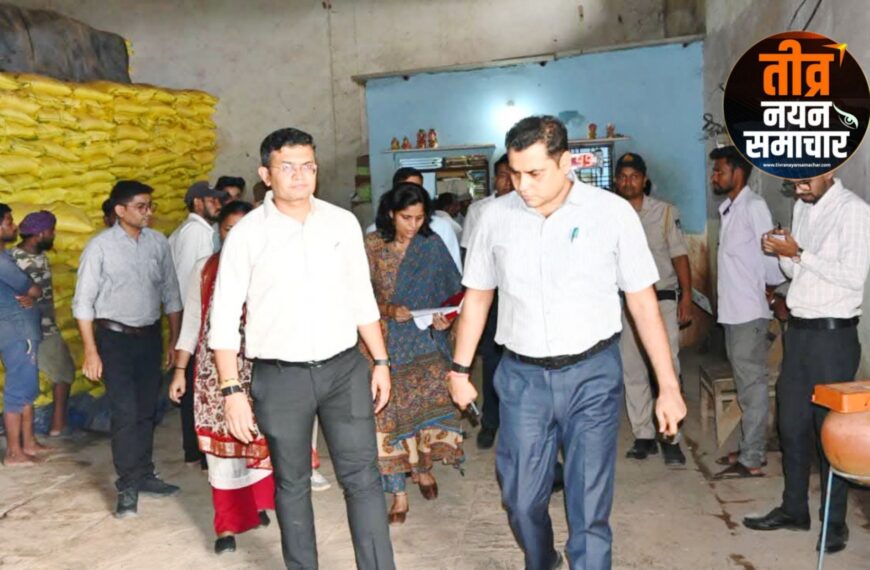 जबलपुर – कलेक्टर राघवेंद्र सिंह ने सिहोरा विकाखंड के भ्रमण के दौरान स्वास्थ्य केन्द्र , सांदीपनि विद्यालय , आंगनवाड़ी केन्द्र का किया निरीक्षण , डबल लॉक केन्द्र में खाद वितरण की व्यवस्था का लिया जायजा ।