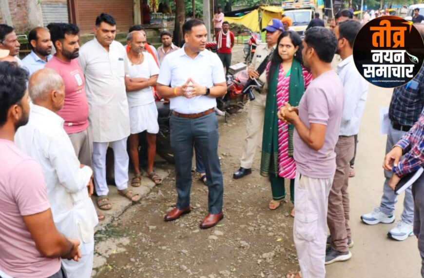 झाबुआ – कलेक्टर योगेश भरसट ने फसल बीमा से वंचित किसानों के खेतो का किया निरिक्षण , किसानों से किया संवाद ।