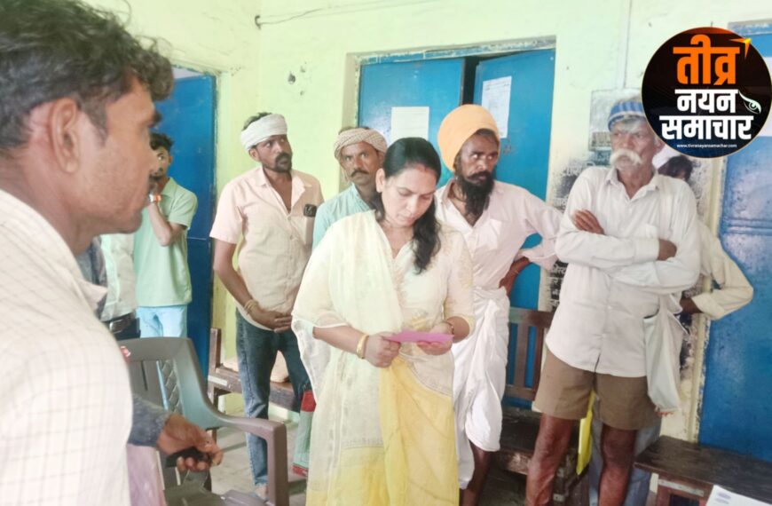 आलीराजपुर – सोड़वा एसडीएम सविता राठी अचानक पहुंची गांव वालपुर के खाद वितरण केंद्र , निरीक्षण कर व्यवस्थाओं का लिया जायजा , किसानों से किया संवाद ।