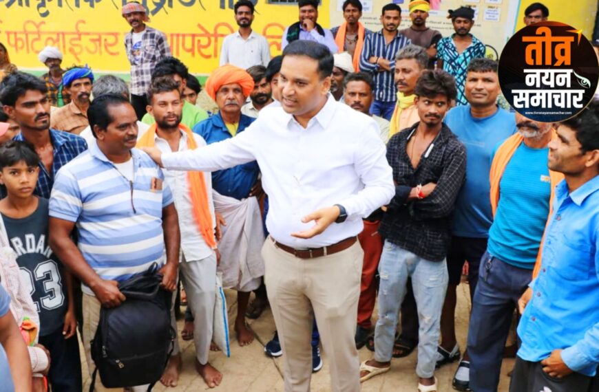 झाबुआ – कलेक्टर योगेश भरसट ने खाद वितरण केंद्र का किया निरिक्षण , किसानों के सुविधा हेतु ई टोकन जल्द जनरेट करने 2 और कंप्यूटर सिस्टम लगाने के दिए निर्देश , किसानों से की चर्चा ।